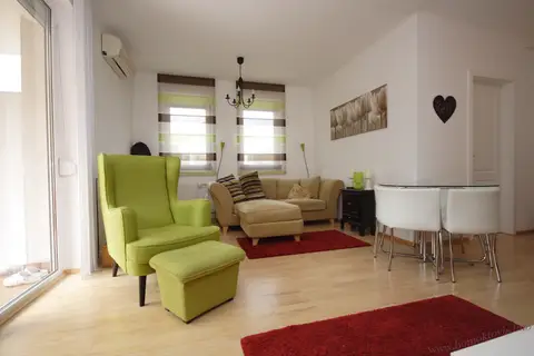 Homoktövis lakókertben lakás eladó