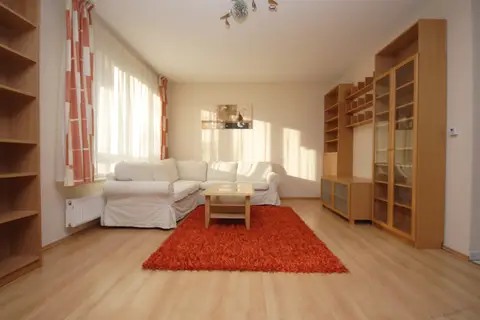 Homoktövis lakókertben lakás kiadó
